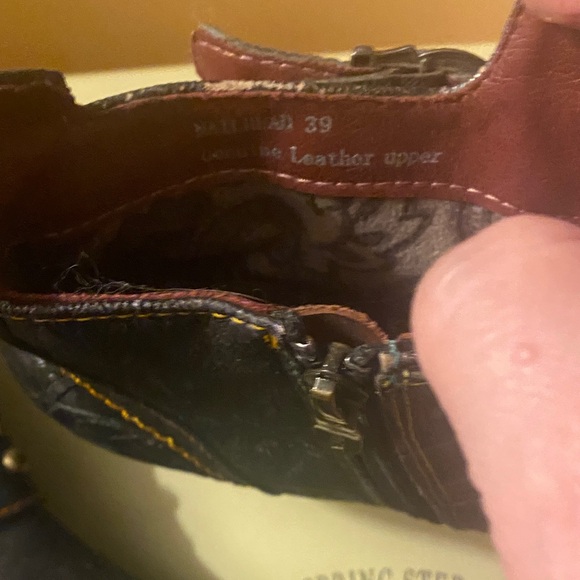 Final Sale 🌹L’Artiste Spring Step Black Embossed Leather Ankle Boots w box - Picture 10 of 11